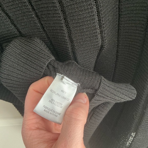 Chic Black Sleeveless Knit Blouse - Picture 2 of 3